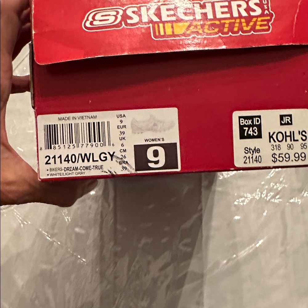 New Skechers women’s White Bikers-Dream Come True Sneakers size 9 in box - Picture 16 of 16